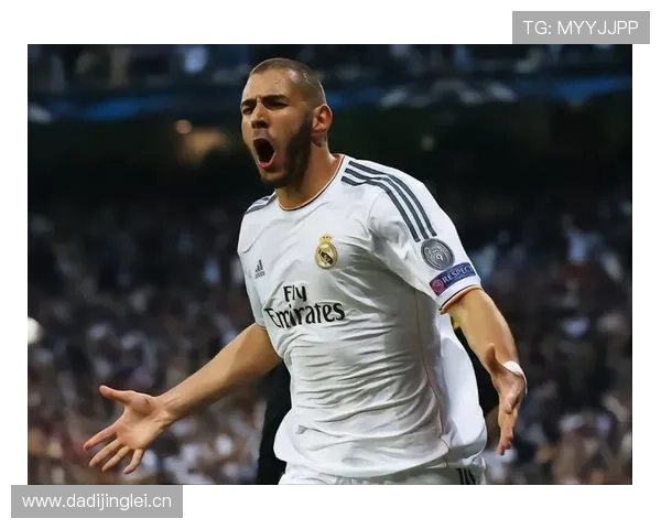 本泽马如何以伪9号角色重新定义现代中锋