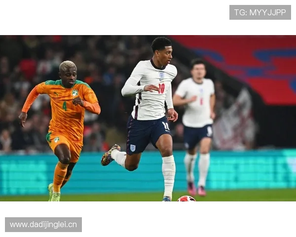 贝林厄姆随手买件外套的钱，我一算工资就怀疑人生