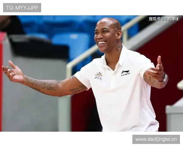 马布里通过突破和组织拉开进攻节奏，助力球队攻防转换效率提升